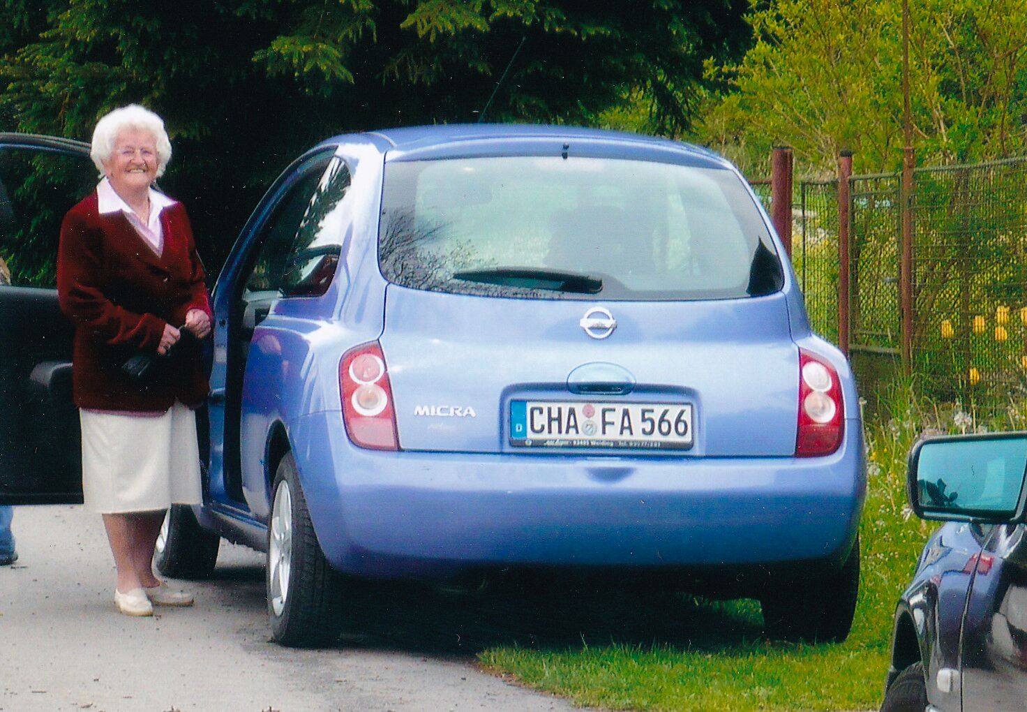 Anna Fischer se svým automobilem