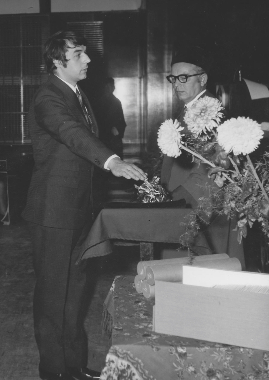 Pavel Jajtner skládá slavnostní slib při promoci inženýrem elektrotechniky v Brně, říjen roku 1972