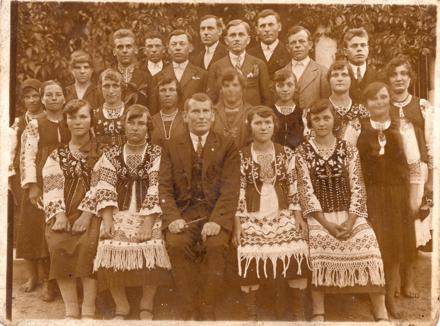 Church village choir of Liashky village, Yaroslavl district. In the center - the choir conductor Volodymyr Shumskyi (Liashky village, 1929)
