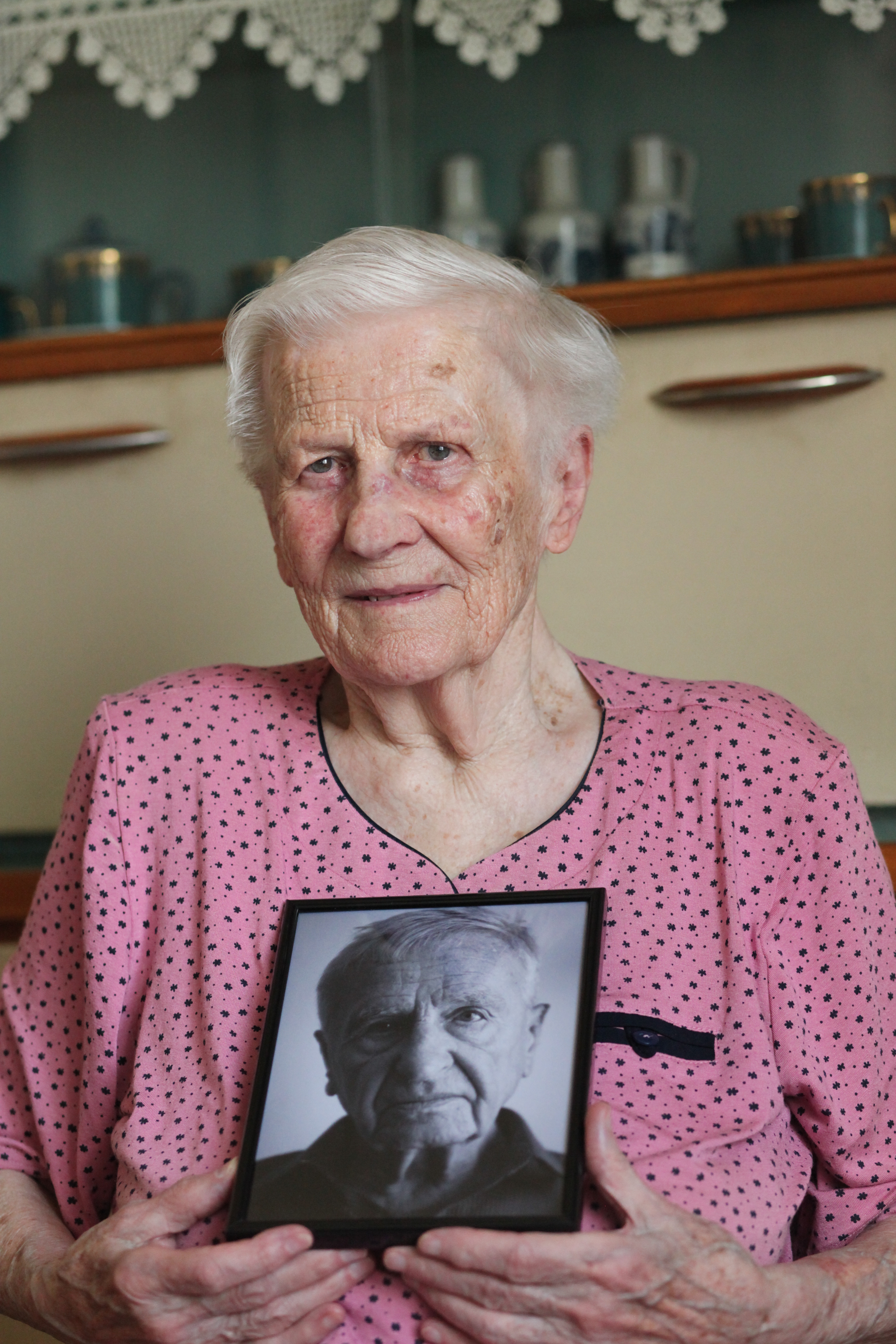 Marie Zhofová with a photo of her husband Bohumil in 2022