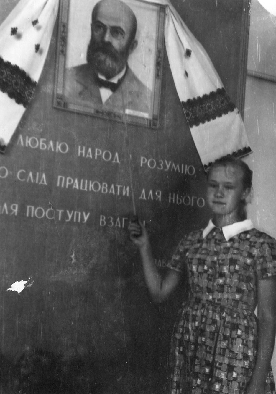  Iryna Bilyk as a guide in the Kosiv Mykhaylo Pavlyk Museum. 