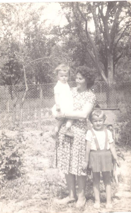 Štefánia Chmelarová with her daughters in Velušovce, 1960s
