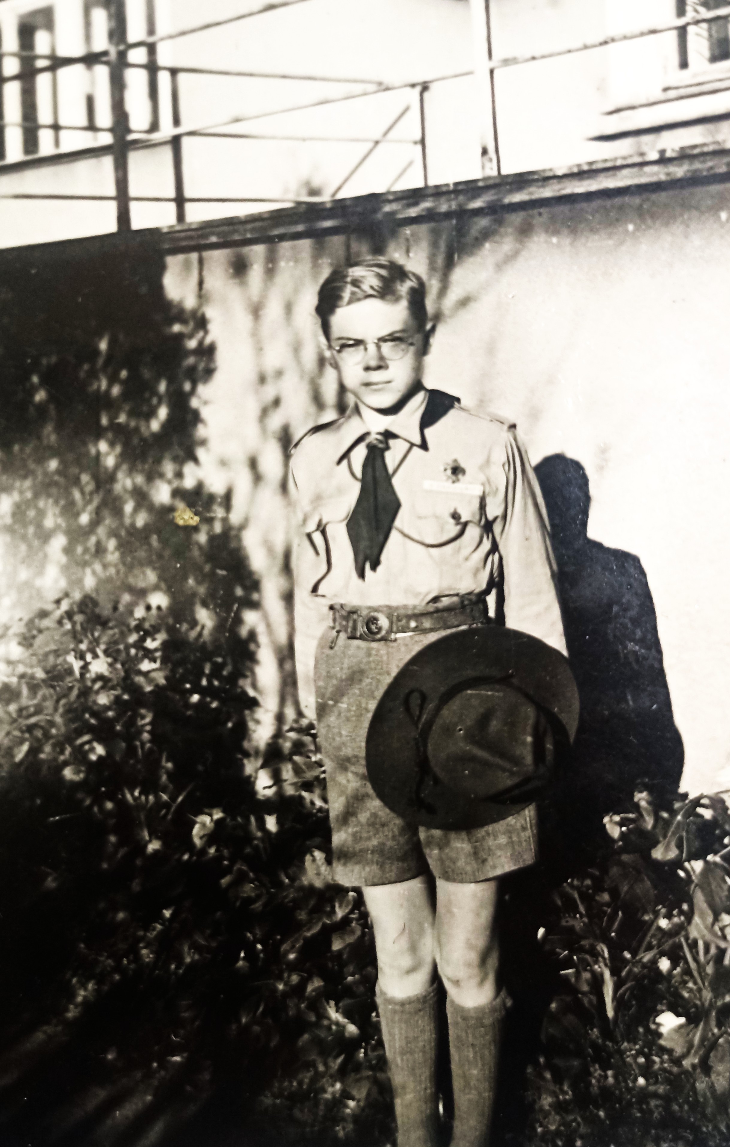 Před rodinným domem ve skautském kroji po obnovení skautu, 1945