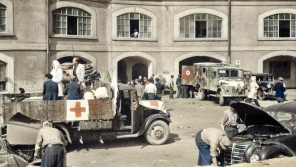 Snímek z nádvoří Sudetských kasáren, ve kterých vznikla Československá státní pomocná nemocnice v Terezíně.