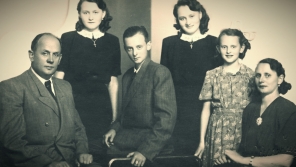 Rodina Sochorcova v roce 1947. Po údajné sebevražbě otce byli pozůstalí členové perzekuováni. Zdroj: Paměť národa