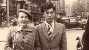 Anna Fidlerová, tehdy Lhotáková, se svými přítelem Lorisem Sušickým v Praze v roce 1940. Foto: Paměť národa