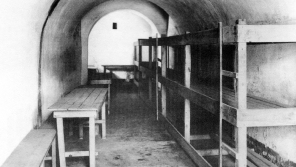 Cela č. 38 v Malé pevnosti Terezín. Komando výstavby stavělo palandy pro příchozí židovské obyvatele.