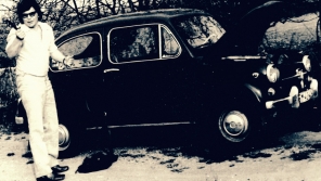 Miroslav Jeník u svého Fiatu 600, se kterým byl u tragické havárie ruské cisterny 21. srpna 1968 v Desné v Jizerských horách. Foto: Paměť národa