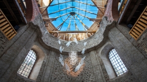 Prosklená střecha kostela Nanebevzetí Panny Marie návštěvníky ohromuje svou krásou. Foto: Post Bellum