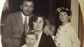Rodinná fotografie Welsových, Rudolf s manželkou Idou a syny Martinem a Tomášem (vpravo). Foto: archív rodiny Welsovy.