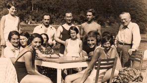 Momentka ze šťastného dětství Margalit (vlevo) – Sonnenfeldovi na výletě s přáteli. Foto: Paměť národa/archív Margalit Sonnenfeld