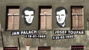 Neoficiální památník Jana Palacha a Josefa Toufara na budově bývalého Borůvkova sanatoria v Legerově ulici. Foto: Wikimedia Commons
