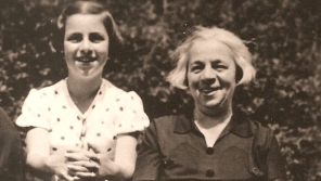 Věra Vrbová se svou maminkou před válkou. Foto: Paměť národa