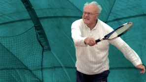 Vladimír Beneš hrající tenis. zdroj: archiv pamětníka.