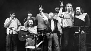 Vystoupení ve Wroclawi v roce 1989, zleva: Pavel Dobeš, Pepa Nos, Jaroslav Hutka, Petr Dopita, Karel Kryl, Petr Rímský, Jarek Nohavica, Vladimír Veit a Pepa Streichl