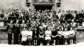 Pedagogický sbor se studenty Koleje Jiřího z Poděbrad v roce 1947. V první stojící řadě čtvrtý zleva je Václav Havel. Zdroj: Paměť národa