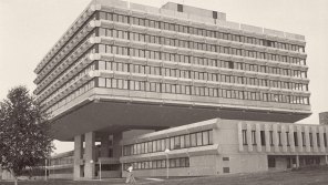 Budova podniku zahraničního obchodu Koospol ve Vokovicích v roce 1977.