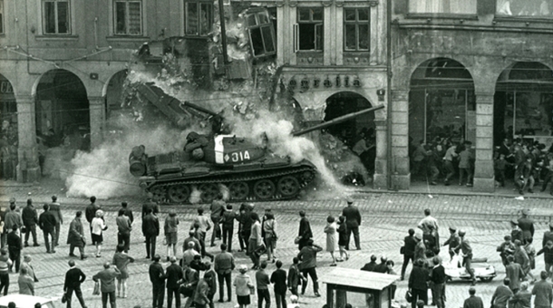Jeden ze symbolů srpnové invaze. Tank naboural do podloubí domů na libereckém náměstí. Foto:  Václav Toužimský