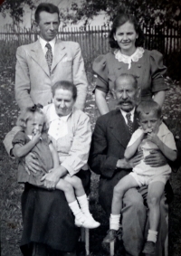 Witness's family (parents are standing, the girl on the left is Dagmara Pavlátová, the boy is her brother, grandparents) 