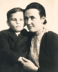 S maminkou po válce, 1945
