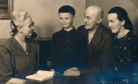 Po válce s rodinou - teta Věnceslava, Vladimír, děda Petrusek, maminka, 1945