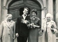 Svatba 1963, vlevo "válečná" maminka Anna, vpravo teta Věnceslava