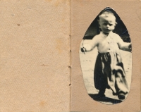 matčino miniaturní album s fotkou syna, z Ravensbrücku