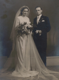 Rodiče pamětníka Pavla Kvapila na svatební fotografii, Jarmila Kvapilová roz. Zlámalová a Jaromír Kvapil