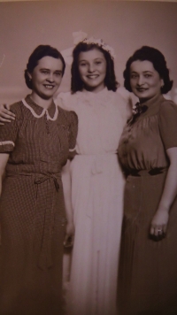 Witness with her autns, 1941 