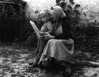 Pavel Kvapil se svojí babičkou Zlámalovou, 1969