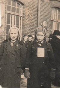 Anna Matysová (Kršková) při návštěvě Německa na nádraží v Hamburku v roce 1938. Museli mít cedulky se jménem