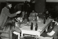 Život na hradě Seeberg, zleva: Charlie Soukup, Ivan Čeleda a neznámý muž s knírem. Ostroh, 1973