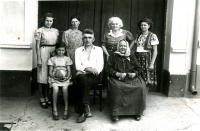 Jaroslavův dědeček Emil Navrátil na rodinné předválečné fotografii. 