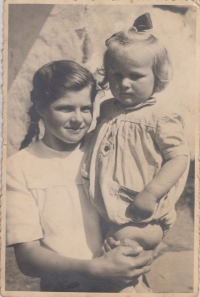 Dagmar Stachová s dívkou, která se o ni v dětství v hájovně starala, snímek z doby před zatčením rodičů.