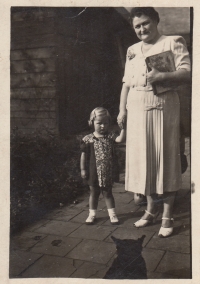 Dagmar Stachová s babičkou, rok 1951.