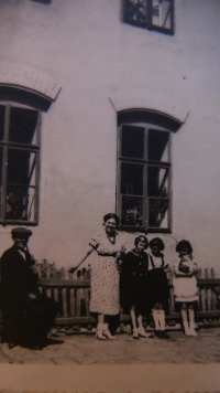 Kounov, before a house, the witness on the right, her mother and Nobilis, a neighbour 

