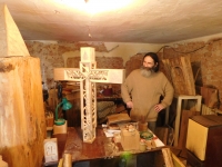 Miroslav Sedlář s vlastnoručně vyřezaným křížem