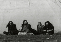 Skupinová fotografie z akce Keep Together, zleva: Pavel Zajíček, Vladimír Smetana, Míša Zajíčková a kamarád Maxim z Příbrami. Praha, 1972