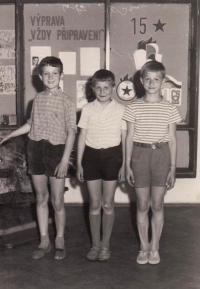 Jakub Sviták (vlevo) s kamarády ve škole, 1963