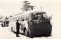 Otec Jakuba Svitáka se svým autobusem