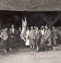 Pig slaughter at grandfather's Klement Vítek 's house (fifth from the right) in Vlkoš. Karel Engliš (fifth from the left) also in attendance. Picture dates to the 1920s