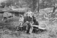 Vlevo Stanislav Stojaspal u sousedů Hamanových, jejichž děti později emigrovaly do USA