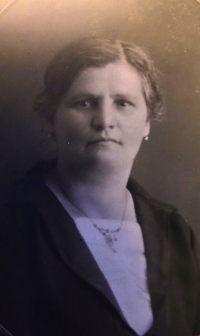Marie Novotná, her aunt 