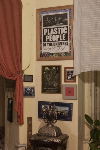 Plakát skupiny The Plastic People of the Universe s osobním věnováním, visící v bytě Vladimíra Smetany. Praha, 2018