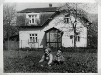Jaroslav Malík se sestrou před rodinným domkem ve Zlatých horách (polovina 60. let)