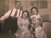 Naďa with her parents 