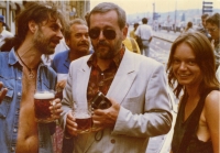 S primátorem Jaroslavem Kořánem během tzv. pivního happeningu u budovy Mánesa. Praha, léto 1990