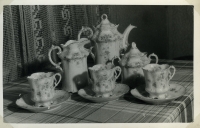 Porcelánový servis odkoupený Jaroslavovou tetou od majitelů brněnské vily Stiassni, kteří před válkou emigrovali do Spojených států. 