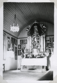 Interiér kapličky sv. Anny na snímku v rodinném albu koncem 50. let. 