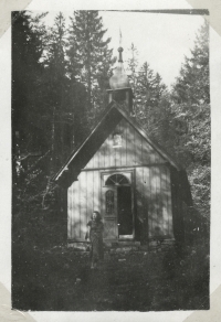 Kaplička zasvěcená sv. Anně na snímku v rodinném albu z konce 60. let. O několik let později byla stavba rozebrána.